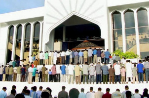 އިސްލާމީ އުންމަތް ނިކަމެތިވަނީ މާތް ﷲގެ ޝަރީޢަތް ދޫކޮށް، އަމިއްލައަށް ކަނޑައަޅާ ގާނޫނުތަކަށް ޢަމަލުކުރުން