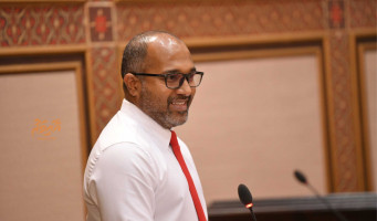 ދައުލަތުގެ މުއައްސަސާއެއްގެ ތެރޭގައި ސިޔާސީ މަސައްކަތް ކުރުން ރަނގަޅެއް ނޫން: އިހްސާން