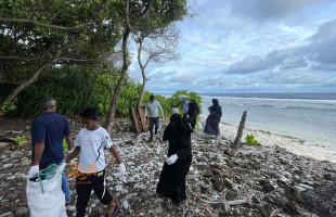 އައްޑޫ ސިޓީ މީދޫގައި ބީޗް ސާފުކުރުމުގެ ކޮމިއުނިޓީ ހަރަކާތެއް