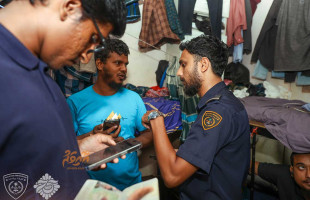 9 ބިދޭސީން ޗެކްކޮށް، އެކަކު އިމިގްރޭޝަންގެ ބެލުމުގެ ދަށަށް