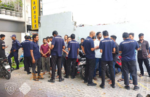 ފިލައިގެން އުޅުނު ބިދޭސީއަކާއެކު އިތުރު ބިދޭސީންތަކެއް އިމިގްރޭޝަންގެ ބެލުމުގެ ދަަށަށް